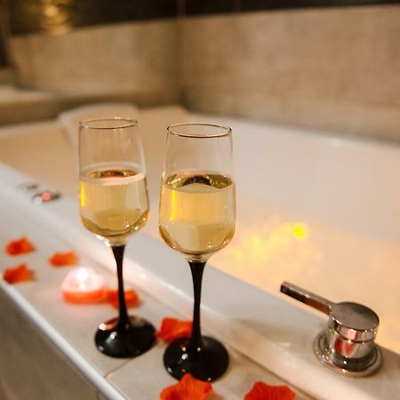 La Suite Romantique Avec Jacuzzi Au Coeur De פרפיניין מראה חיצוני תמונה