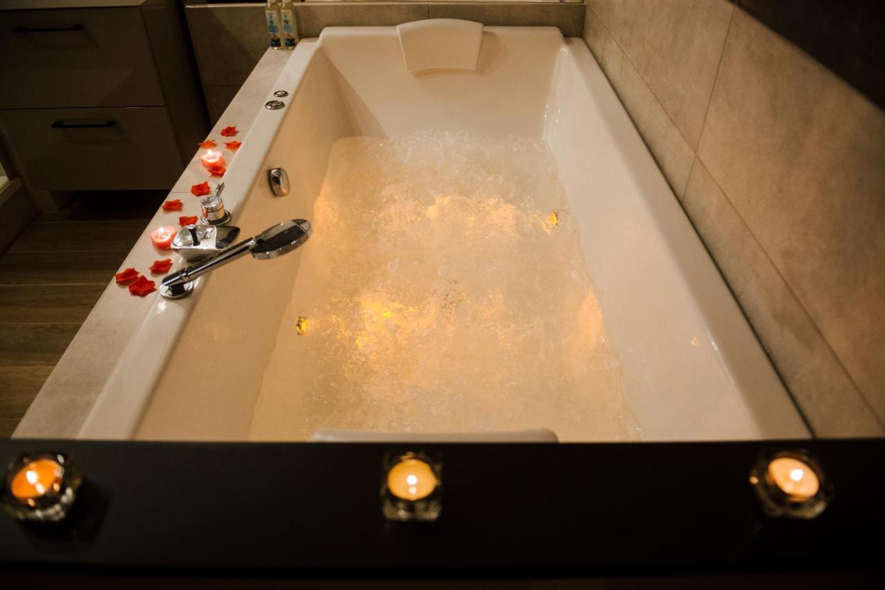 La Suite Romantique Avec Jacuzzi Au Coeur De פרפיניין מראה חיצוני תמונה