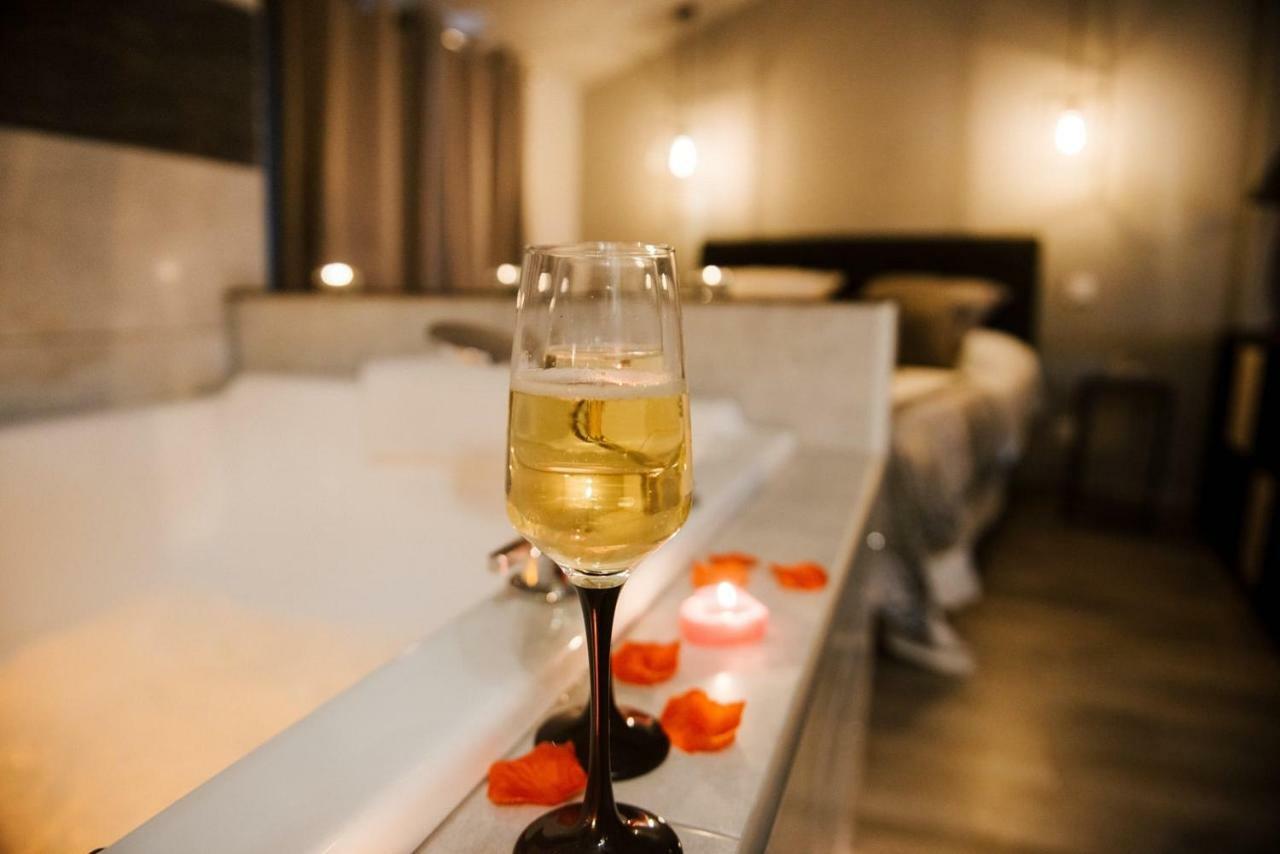 La Suite Romantique Avec Jacuzzi Au Coeur De פרפיניין מראה חיצוני תמונה